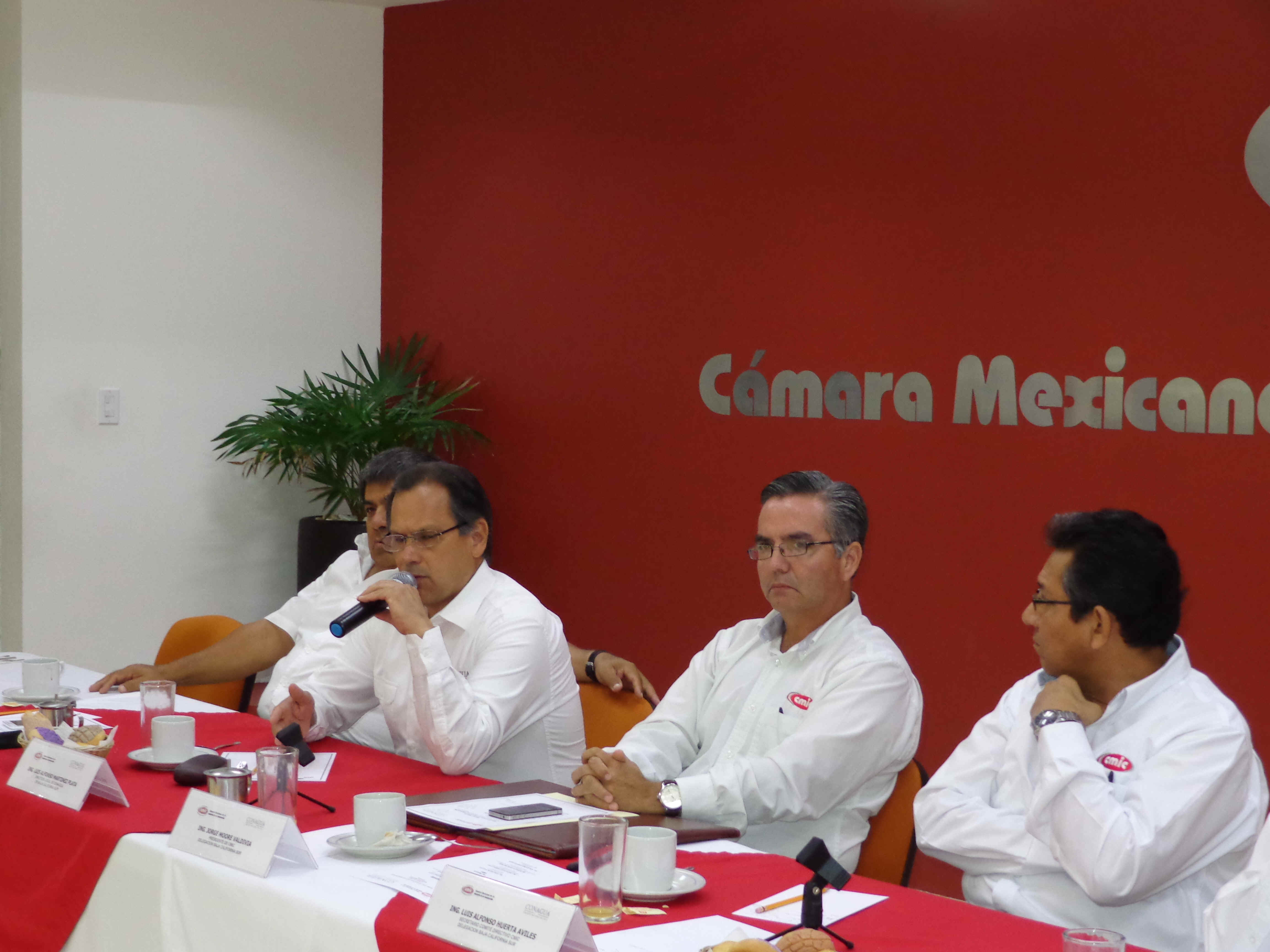 FIRMA CONVENIO DE COLABORACION CONAGUA-CMIC 22 ABRIL 2016 (57).JPG (6677144 bytes)