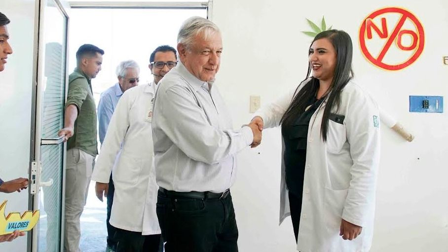 Promete AMLO terminar hospitales inconclusos.jpeg (63050 bytes)